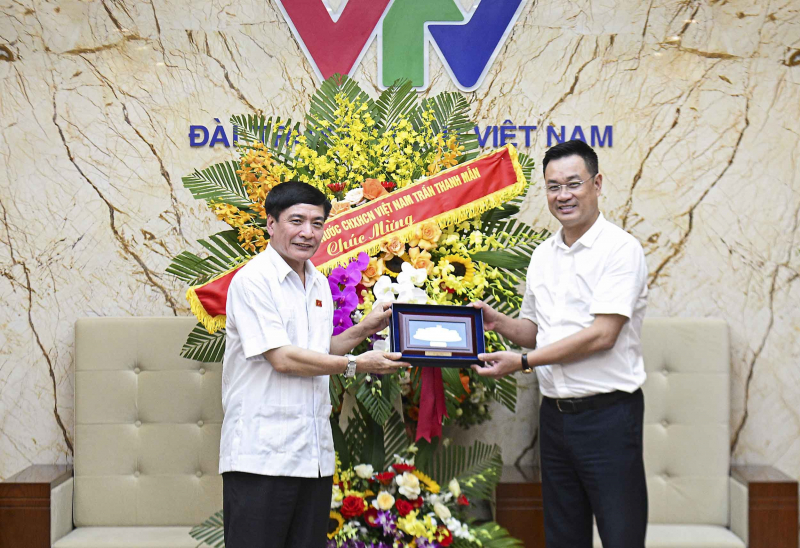 Tổng Thư ký Quốc hội, Chủ nhiệm Văn phòng Quốc hội Bùi Văn Cường thăm, chúc mừng Đài truyền hình Việt Nam
